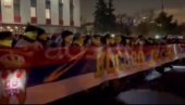 МОСКВА ГРМЕЛА У ЧАСТ СРБИЈЕ: Руски навијачи се окупили на дан независности тзв. Косова (ВИДЕО)