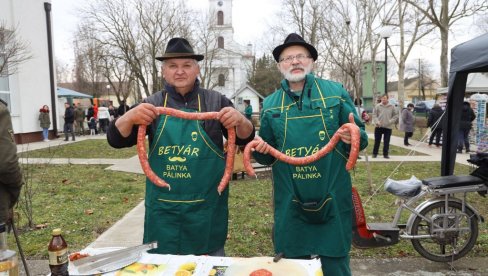 SVE DRUGE SU KOBASICE, SAMO JE ITEBEJSKA PRAVA: Kod Zrenjanina održana tradicionalna gurmansko-turistička manifestacija (FOTO)