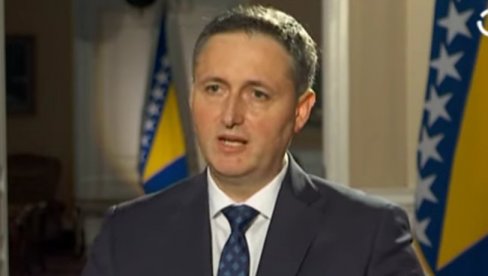 BEĆIROVIĆU UGRAĐEN ČIP? Nesposobnjaković patološki opterećen predsednikom Srbije, čim otvori usta mora prvo da izgovori Vučić (VIDEO)