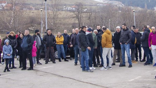 МИРНИ ПРОТЕСТИ ИСПРЕД РУДНИКА И ТЕРМОЕЛЕКТРАНЕ: У Гацком се окупили грађани незадовољни пријемом радника у јавна предузећа