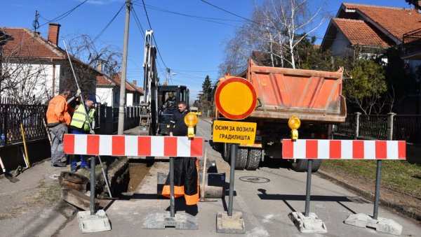 РАДИ СЕ КИШНА КАНАЛИЗАЦИЈА: Радови у Ћуприји (ФОТО)