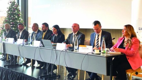 DIJASPORA ŽELJNA DA INVESTIRA U SRBIJI: PKS organizovala tri investicione konferencije DIJASPORA ŽELJNA DA INVESTIRA U SRBIJI: PKS organizovala tri investicione konferencije