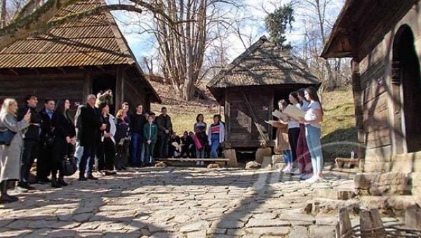 ДВЕ СВЕТИЊЕ – ЈЕЗИК И АЗБУКА: Код Вукове спомен-куће у Тршићу обележен Међународни дан матерњег језика