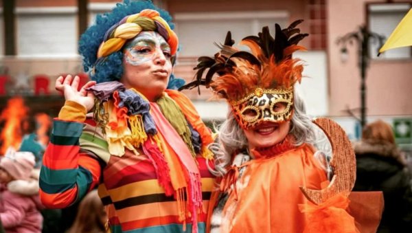 СВИЛАЈНЧАНИ ОТЕРАЛИ ЗИМУ: Поводом Белих поклада одржан карневал под маскама  (ФОТО)