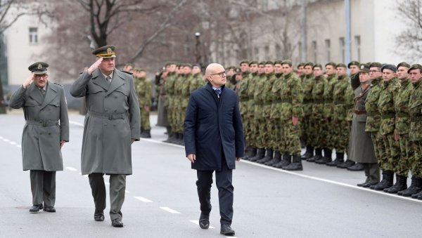 ВУЧЕВИЋ НА СВЕЧАНОСТИ НА ВОЈНОЈ АКАДЕМИЈИ: Промоција резервних официра генерације „Септембар 2022“