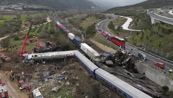 ПРИЗОРИ ИЗ ГРЧКЕ ВРАЋАЈУ ВЕРУ У ЉУДЕ: Грађани похитали да дају крв повређенима након несреће (ФОТО)