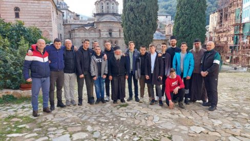 POŽEŠKI ĐACI OREZIVALI LOZU NA HILANDARU: Neguju Nemanjine i Savine vinograde i maslinjake (FOTO)