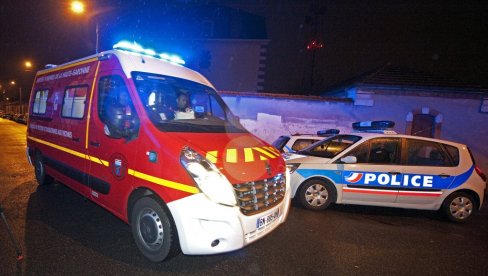 DRMATIČNE SCENE U CENTRU PARIZA: Pijani vozač pokosio ljude na terasi kafića, pa pobegao sa lica mesta, ima povređenih
