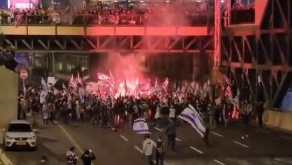 ВЕЛИКИ ПРОТЕСТИ У ИЗРАЕЛУ: На улицама 300.000 људи, пробијен кордон, покушај блокаде ауто-пута (ВИДЕО) ВЕЛИКИ ПРОТЕСТИ У ИЗРАЕЛУ: На улицама 300.000 људи, пробијен кордон, покушај блокаде ауто-пута (ВИДЕО)