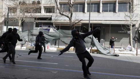 GORI ATINA: Pogledajte scene sa protesta u Grčkoj - tragedija izazvala bes naroda (FOTO)