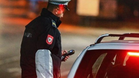 МЛАДИЋ ПОД ДЕЈСТВОМ АЛКОХОЛА ЗАУСТАВЉЕН У БОРУ: Малолетник пијан возио нерегистровану фрезу МЛАДИЋ ПОД ДЕЈСТВОМ АЛКОХОЛА ЗАУСТАВЉЕН У БОРУ: Малолетник пијан возио нерегистровану фрезу