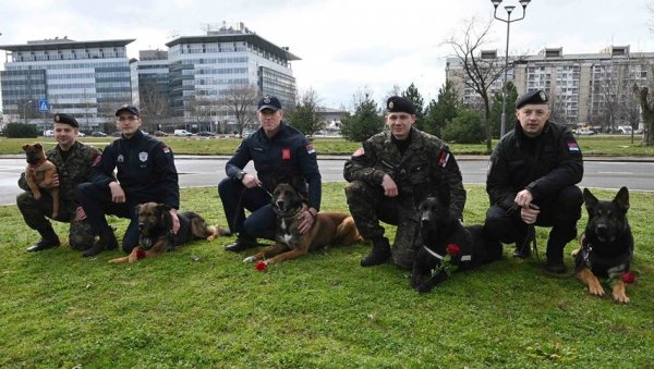 ВАША БЕЗБЕДНОСТ ВАЖНА НАМ ЈЕ СВАКОГ ДАНА Припадници МУП-а честитали дамама 8. март