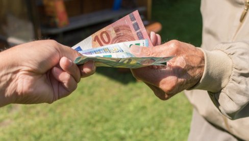 ПЕНЗИОНЕРИ У ШОКУ: Због једне ствари сада морају да плаћају порез – ево колико им узимају месечно