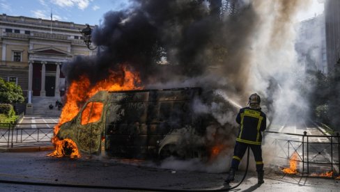 BLOKIRANA GRČKA, SVE JE STALO: Desetine hiljada ljudi na ulicama (FOTO)