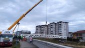 KRAN SPUSTIO ČELIČNU GRDOSIJU: U Paraćinu danas montiran prvi od četiri pešačka mosta (FOTO/VIDEO)
