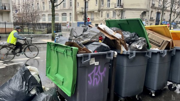 ЧОВЕК СА СМЕТЛИШТА ПОКУПИО СТАРЕ СЛИКЕ И ШОКИРАО СЕ КАД ЈЕ СХВАТИО КОЛИКО ВРЕДЕ: Ево шта ће са њима урадити