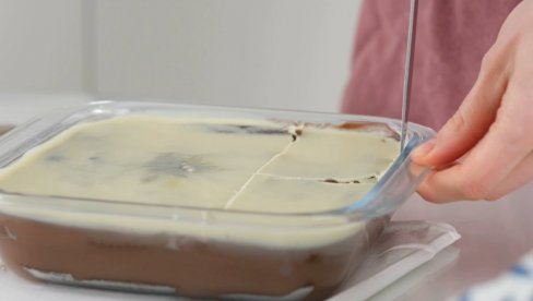 NEPOGREŠIV SPOJ KREMASTOG I HRSKAVOG: Kolač sa keksom i čokoladom uspeva i početnicima u kuhinji (VIDEO) NEPOGREŠIV SPOJ KREMASTOG I HRSKAVOG: Kolač sa keksom i čokoladom uspeva i početnicima u kuhinji (VIDEO)