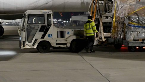 СТИЖУ ХРАНА, ЛЕКОВИ И ОПРЕМА ЗА СКЛОНИШТА: Катар послао пет авиона са хуманитарном помоћи Појасу Газе