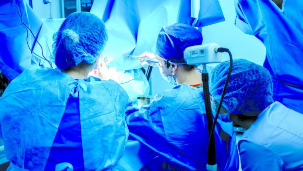 ХИРУРШКА ИНТЕРВЕНЦИЈА - У АМБУЛАНТИ: Јесу ли могуће операције после којих пацијенти не морају да остану на болничком лечењу?
