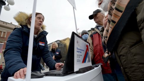 DO 10 SATI PRIJAVILO SE 32.000 PENZIONERA: Veliko interesovanje za penzionerske kartice (FOTO) DO 10 SATI PRIJAVILO SE 32.000 PENZIONERA: Veliko interesovanje za penzionerske kartice (FOTO)