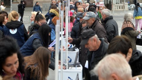 PROMOCIJA PENZIONERSKIH KARTICA NA TRGU: Postavljeno nekoliko punktova PIO fonda, veliki odziv najstarijih sugrađana PROMOCIJA PENZIONERSKIH KARTICA NA TRGU: Postavljeno nekoliko punktova PIO fonda, veliki odziv najstarijih sugrađana