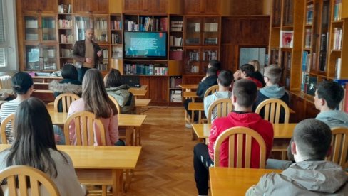PREDAVANJE POLICIJE U TREBINJSKOJ GIMNAZIJI: Kako prepoznati vršnjačko nasilje? PREDAVANJE POLICIJE U TREBINJSKOJ GIMNAZIJI: Kako prepoznati vršnjačko nasilje?