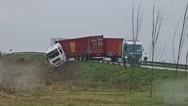 ТЕШКА НЕСРЕЋА КОД СРЕМСКЕ МИТРОВИЦЕ: Сударили се камиони на надвожњаку, један пробио ограду - саобраћај блокиран (ФОТО)