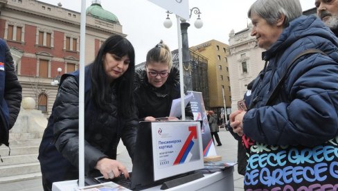 VIŠE OD 70.000 ZAHTEVA PODNETO PRVOG DANA: Veliko interesovanje za penzionerske kartice (FOTO)