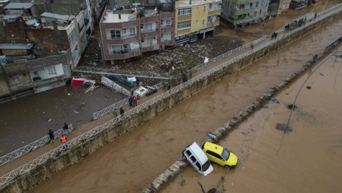 APOKALIPTIČNE SCENE U TURSKOJ: Voda nosi automobile i kampove za smeštaj (FOTO)