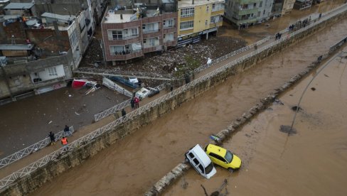 APOKALIPTIČNE SCENE U TURSKOJ: Voda nosi automobile i kampove za smeštaj (FOTO) APOKALIPTIČNE SCENE U TURSKOJ: Voda nosi automobile i kampove za smeštaj (FOTO)