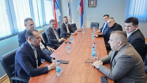 LOKALU VEĆA PRAVA: Susret načelnika u Ugljeviku LOKALU VEĆA PRAVA: Susret načelnika u Ugljeviku