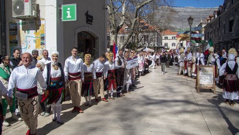 ČETVRTI MEĐUNARODNI SUSRETI VETERANA FOLKLORA TREBINJE 2023:  Šarenilo folklora ulepšalo Trebinje