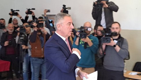 NEMAČKA ŠTAMPA O CRNOJ GORI: Car Milo pred penzijom - na scenu stupa nova generacija političara NEMAČKA ŠTAMPA O CRNOJ GORI: Car Milo pred penzijom - na scenu stupa nova generacija političara
