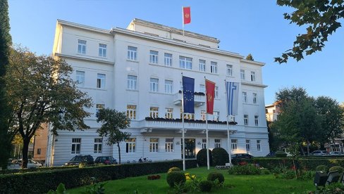 JAKOV GAĐA DVE FOTELJE: Milatović kandidovan za predsednika CG, a već viđen kao gradonačelnik JAKOV GAĐA DVE FOTELJE: Milatović kandidovan za predsednika CG, a već viđen kao gradonačelnik