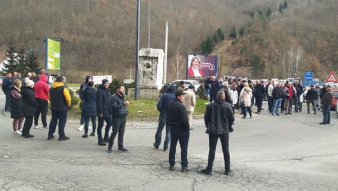 MALINARI U CG RADIKALIZUJU PROTESTE: Hladnjačari u Bijelom Polju obustavljaju otkup, očekuju da se reši problem isplate prošlogodišnjeg roda MALINARI U CG RADIKALIZUJU PROTESTE: Hladnjačari u Bijelom Polju obustavljaju otkup, očekuju da se reši problem isplate prošlogodišnjeg roda