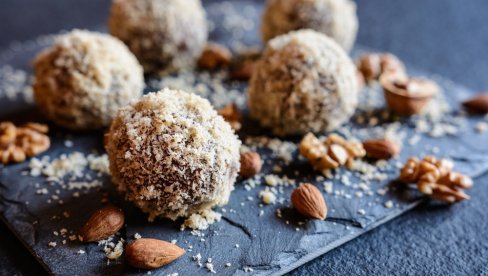 RUM BOMBICE: Brza poslastica bez pečenja, koju će svi obožavati (RECEPT) RUM BOMBICE: Brza poslastica bez pečenja, koju će svi obožavati (RECEPT)