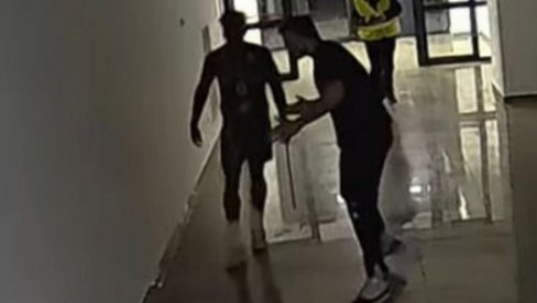 KOŠARKA OVAKO NEŠTO NE PAMTI: Zakačio se sa bivšim igračem Zvezde, pa otišao po metalnu šipku i vratio se u dvoranu (VIDEO) KOŠARKA OVAKO NEŠTO NE PAMTI: Zakačio se sa bivšim igračem Zvezde, pa otišao po metalnu šipku i vratio se u dvoranu (VIDEO)