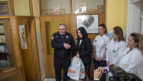 TREBINJSKA POLICIJA ORGANIZOVALA HUMANATARNU AKCIJU Donacija dečijem dispanzeru TREBINJSKA POLICIJA ORGANIZOVALA HUMANATARNU AKCIJU Donacija dečijem dispanzeru