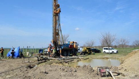 НОВИ БУНАР ВЕЋЕ КОЛИЧИНЕ ВОДЕ: Решавање проблема водоснабдевања у Крчедину