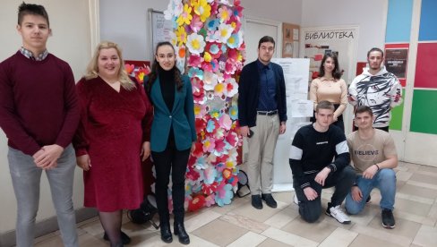 PRAVE IGRICE, FILMOVE, LAMPE: Multimedijalna izložba učenika Elektrotehničke škole Rade Končar PRAVE IGRICE, FILMOVE, LAMPE: Multimedijalna izložba učenika Elektrotehničke škole Rade Končar