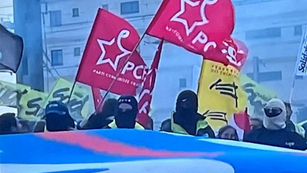 ШТРАЈКАЧИ СЕ НЕ ШАЛЕ: Окупирани железничка станица и аеродром у Паризу ШТРАЈКАЧИ СЕ НЕ ШАЛЕ: Окупирани железничка станица и аеродром у Паризу