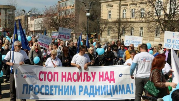 ПРОТЕСТ НЕКОЛИКО СТОТИНА ПРОСВЕТНИХ РАДНИКА У СМЕДЕРЕВУ: Траже заустављање насиља над наставницима