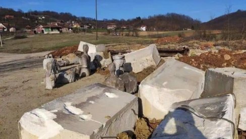KINESKA KOMPANIJA SE IZVINILA ZBOG OŠTEĆENJA SPOMENIKA: Sanacija odmah o njihovom trošku (FOTO) KINESKA KOMPANIJA SE IZVINILA ZBOG OŠTEĆENJA SPOMENIKA: Sanacija odmah o njihovom trošku (FOTO)