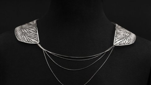 NAKIT KAO MINIJATURNA SKULPTURA: Izložba „Fuzija 04“ u Maloj galeriji Ulupudusa NAKIT KAO MINIJATURNA SKULPTURA: Izložba „Fuzija 04“ u Maloj galeriji Ulupudusa