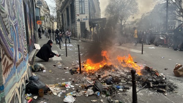 НОВОСТИ НА УЛИЦАМА ПАРИЗА: Пакао у главном граду Француске, демонстранти пале све испред себе (ФОТО) НОВОСТИ НА УЛИЦАМА ПАРИЗА: Пакао у главном граду Француске, демонстранти пале све испред себе (ФОТО)