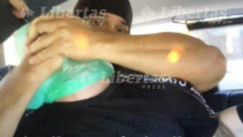 ADVOKAT OTKRIO JEZIVE DETALJE: Momak na fotografiji sa zelenom plastičnom kesom obmotanom oko glave je moj klijent (UZNEMIRUJUĆI FOTO) ADVOKAT OTKRIO JEZIVE DETALJE: Momak na fotografiji sa zelenom plastičnom kesom obmotanom oko glave je moj klijent (UZNEMIRUJUĆI FOTO)