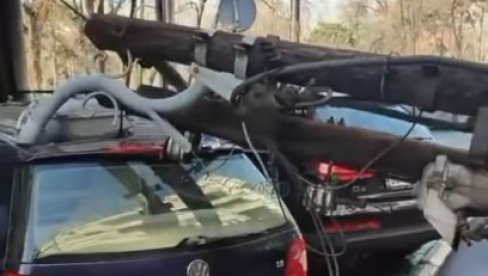 PALA BANDERA NA VRAČARU: Uništeno nekoliko automobila PALA BANDERA NA VRAČARU: Uništeno nekoliko automobila