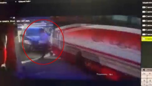 SNIMAK UZBURKAO DRUŠTVENE MREŽE: Čoveka delile sekunde od sigurne smrti (VIDEO) SNIMAK UZBURKAO DRUŠTVENE MREŽE: Čoveka delile sekunde od sigurne smrti (VIDEO)