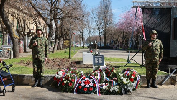 ВЕНЦИ ПОРЕД СПОМЕНИКА ТУГА: У Кикинди обележена одишњица НАТО агресије на нашу земљу