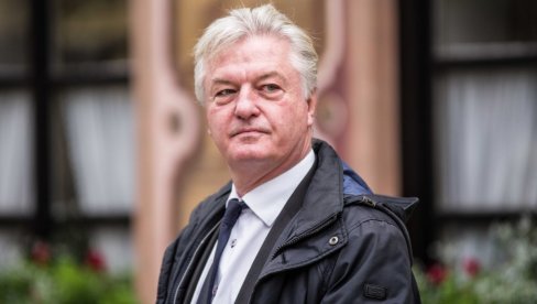 DA LI JE EVROPA IGRAČKA U RUKAMA AMERIKE: Jirgen Elsaser, nemački publicista, u intervjuu za nedeljne Novosti DA LI JE EVROPA IGRAČKA U RUKAMA AMERIKE: Jirgen Elsaser, nemački publicista, u intervjuu za nedeljne Novosti
